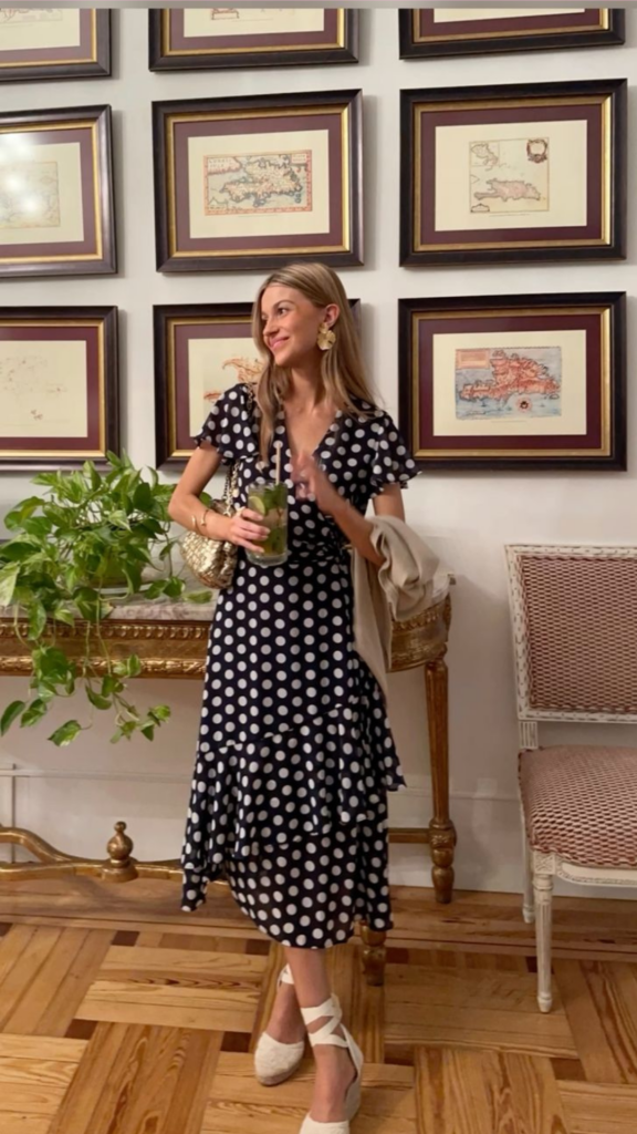 combinar alpargatas con vestido lunares